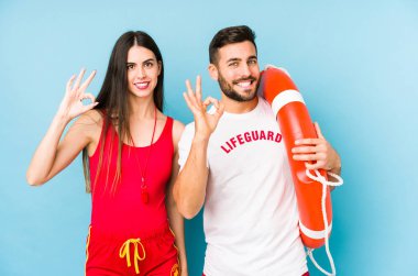 Genç cankurtaran çifti neşeli ve kendinden emin bir şekilde izole edildi..