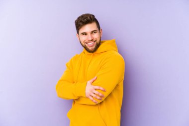 Morarmış arka planda yaşayan genç adam gülüyor ve eğleniyor..