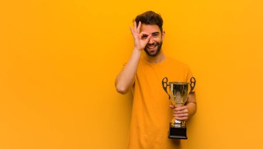 Genç adam kendine güveni tam bir jest yapıyor.