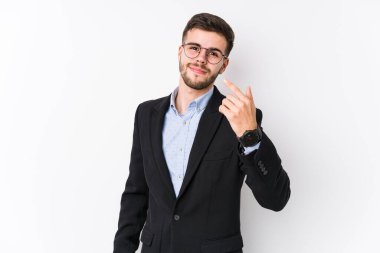 Beyaz arka planda poz veren Kafkasyalı genç bir iş adamı kendini soyutlamış Kafkasyalı genç bir iş adamı sanki seni davet ediyormuş gibi seni işaret ediyor..