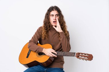 Yalnız başına gitar çalan beyaz bir adam gizli sıcak fren haberini veriyor.