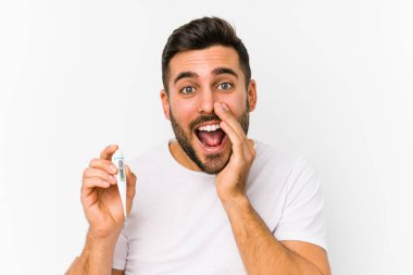 Elinde bir termometre tutan genç beyaz bir adam genç beyaz bir adamın bağırışlarını izole etti..