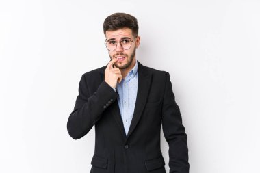 Beyaz arka planda poz veren beyaz tenli genç beyaz iş adamı tırnak yiyen, gergin ve endişeli beyaz iş adamı..