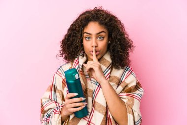 Genç Afrikalı Amerikalı bir kadın kampta tek başına dinleniyor. Sır saklıyor ya da sessizlik istiyor..