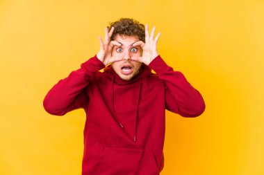  Bir başarı fırsatı bulmak için gözlerini açık tutmak..