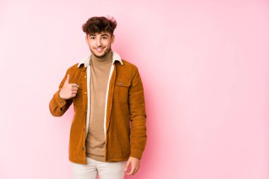 Yalnız poz veren genç bir Arap.