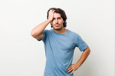 Beyaz bir geçmişi olan genç ve yakışıklı bir adam yorgun ve uykulu..