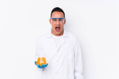 Genç, latin bilim adamı yalnız, öfkeli ve saldırgan çığlıklar atıyor..