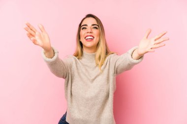 Orta yaşlı bir kadın izole edilmiş arka planda kameraya sarıldığı için kendinden emin..