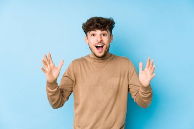 Genç Arap adam yalnız başına. Hoş bir sürpriz bekliyor. Heyecanlı ve el kaldırıyor..