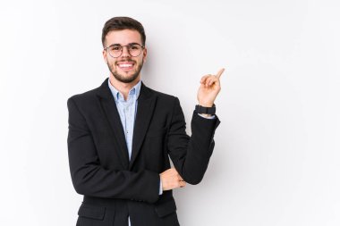 Beyaz arka planda poz veren beyaz tenli genç beyaz iş adamı genç beyaz tenli işadamını işaret ederek mutlu bir şekilde işaret etti..