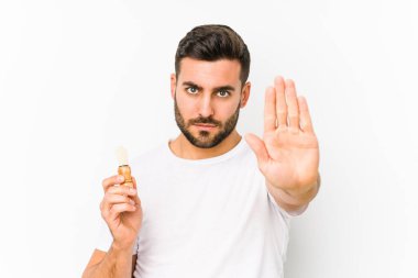 Kafkas 'lı genç bir adam son zamanlarda izole edilmiş, elini uzatmış, 