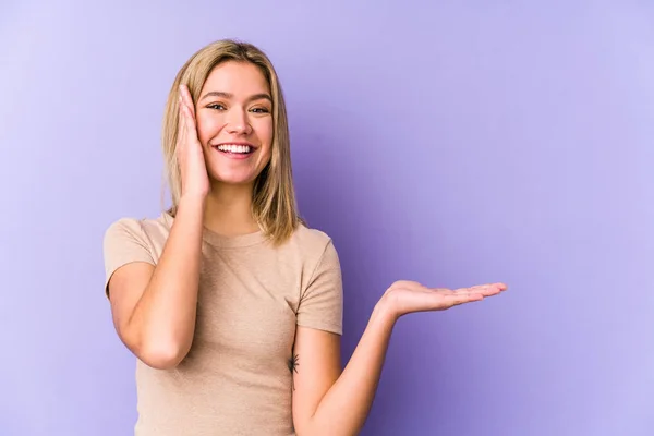 Joven Rubia Caucásica Aislada Sostiene Espacio Copia Una Palma Mantener — Foto de Stock