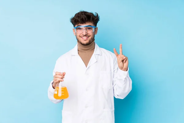 Ung Arabisk Vetenskaplig Man Isolerad Visar Nummer Två Med Fingrar — Stockfoto