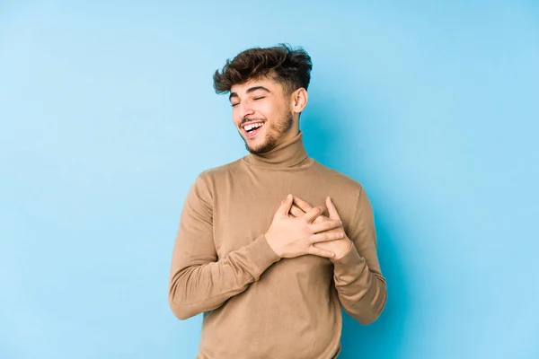 Joven Árabe Aislado Riendo Manteniendo Las Manos Corazón Concepto Felicidad — Foto de Stock