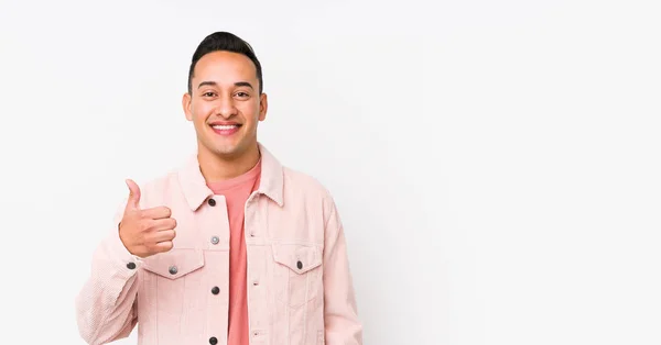 Junger Lateinischer Mann Posiert Isoliert Lächelnd Und Hebt Den Daumen — Stockfoto