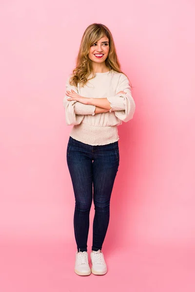 Young Blonde Caucasian Woman Standing Pink Background Smiling Confident Crossed — ストック写真