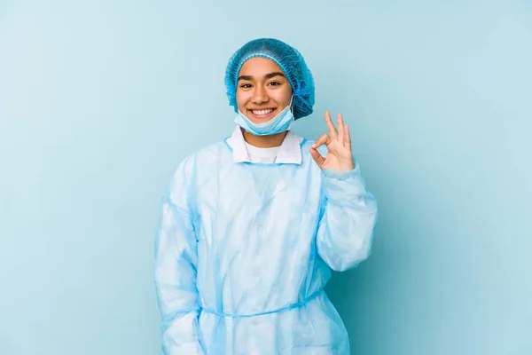 아시아 의사인 소녀는 명랑하고 자신있게 올바른 태도를 나타냈다 — 스톡 사진