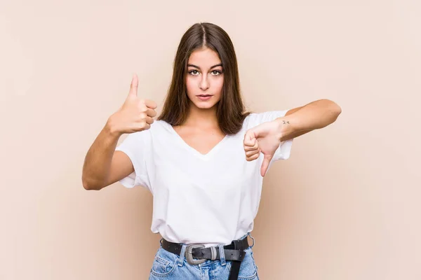 Joven Mujer Caucásica Posando Aislado Mostrando Pulgares Hacia Arriba Pulgares — Foto de Stock