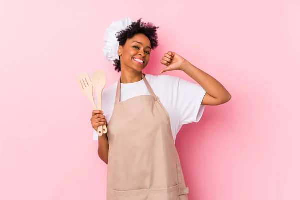 Jovem Cozinheira Afro Americana Sente Orgulhosa Confiante Exemplo Seguir — Fotografia de Stock