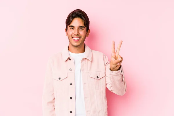 Giovane Uomo Caucasico Posa Uno Sfondo Rosa Isolato Mostrando Segno — Foto Stock