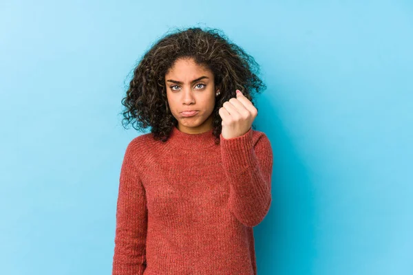 Joven Africana Americana Rizado Cabello Mujer Mostrando Puño Cámara Agresiva — Foto de Stock