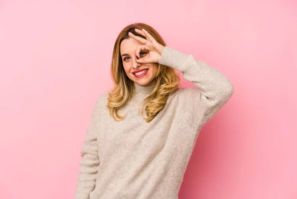 Junge Blonde Süße Frau Trägt Einen Pullover Isoliert Aufgeregt Halten — Stockfoto