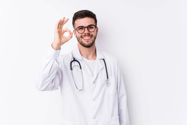 Junge Kaukasische Arzt Mann Isoliert Fröhlich Und Zuversichtlich Zeigt Geste — Stockfoto