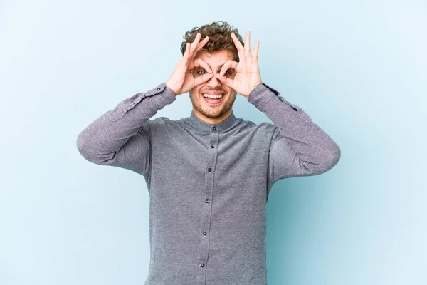 Giovane Biondo Capelli Ricci Uomo Caucasico Isolato Mostrando Segno Sopra — Foto Stock