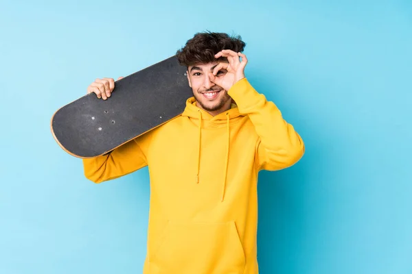 Jovem Árabe Skater Homem Isolado Animado Mantendo Gesto Olho — Fotografia de Stock