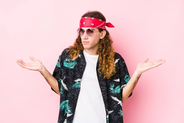 Young Hippie Caucasian Man Isolated Doubting Shrugging Shoulders Questioning Gesture — Stock Photo, Image