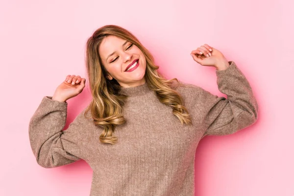 Giovane Donna Caucasica Isolata Sfondo Rosa Braccia Tese Posizione Rilassata — Foto Stock