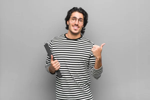 Jovem Empregado Segurando Inventário Sorrindo Alegremente Apontando Com Dedo Indicador — Fotografia de Stock