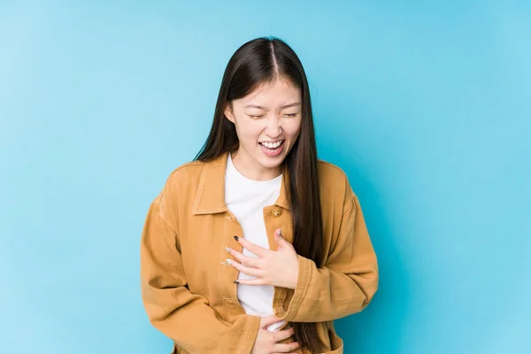 Joven Mujer China Posando Fondo Azul Aislado Ríe Felizmente Divierte — Foto de Stock