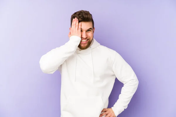 Jonge Kaukasische Man Geïsoleerd Paarse Achtergrond Met Plezier Die Helft — Stockfoto