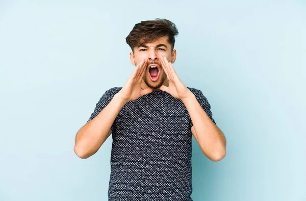 Jovem Árabe Homem Isolado Fundo Azul Gritando Animado Para Frente — Fotografia de Stock