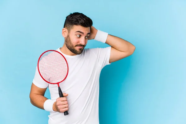 Jovem Homem Bonito Jogando Badminton Isolado Tocando Parte Trás Cabeça — Fotografia de Stock