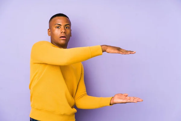 Giovane Uomo Latino Isolato Sfondo Viola Scioccato Stupito Tenendo Uno — Foto Stock