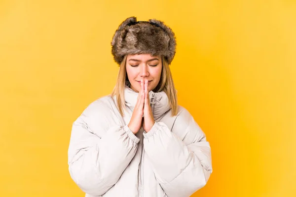 Junge Blonde Kaukasische Frau Trägt Eine Winterkleidung Isoliert Hält Die — Stockfoto