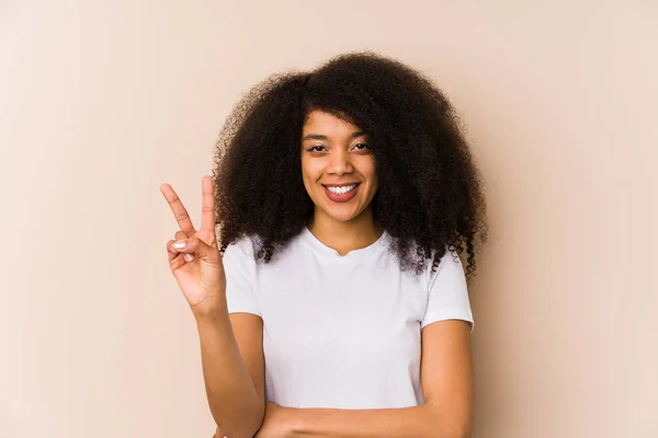 Joven Mujer Afroamericana Alegre Despreocupada Mostrando Símbolo Paz Con Los —  Fotos de Stock