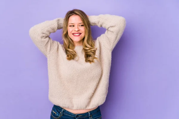 Mujer Joven Caucásica Aislada Sobre Fondo Púrpura Sintiéndose Segura Con — Foto de Stock