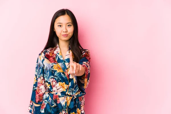 Giovane Donna Cinese Indossa Pigiama Kimono Isolato Mostrando Numero Uno — Foto Stock