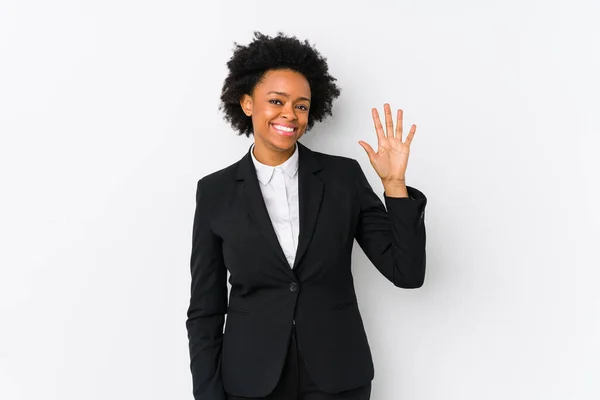 Бізнес Жінка Середнього Віку Білому Тлі Усміхається Радості Показуючи Номер — стокове фото