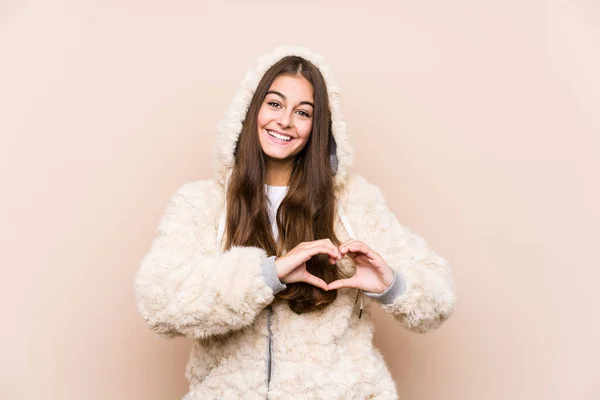 Mulher Branca Jovem Posando Isolado Sorrindo Mostrando Uma Forma Coração — Fotografia de Stock