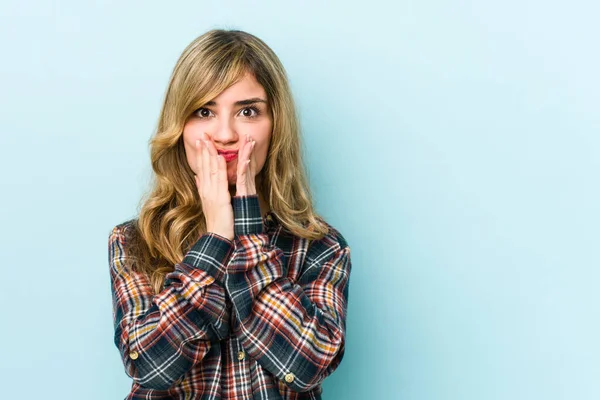 Sarışın, beyaz bir kadın elleriyle ağzını kapatırken şok oldu..