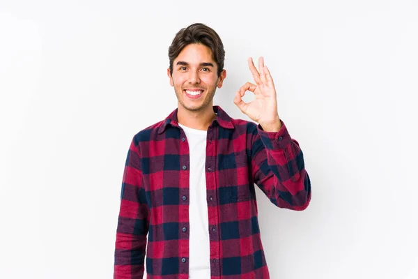 Jovem Caucasiano Homem Posando Fundo Rosa Isolado Alegre Confiante Mostrando — Fotografia de Stock