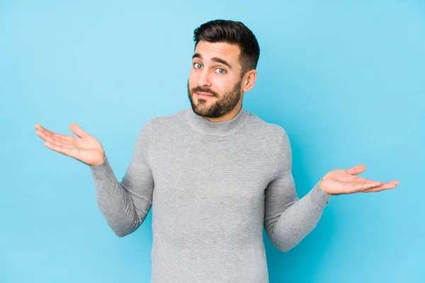 Young Caucasian Man Blue Background Isolated Doubting Shrugging Shoulders Questioning — Stock Photo, Image
