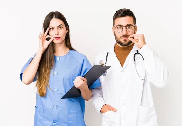Junger Arzt Und Eine Krankenschwester Isoliert Mit Fingern Auf Den — Stockfoto