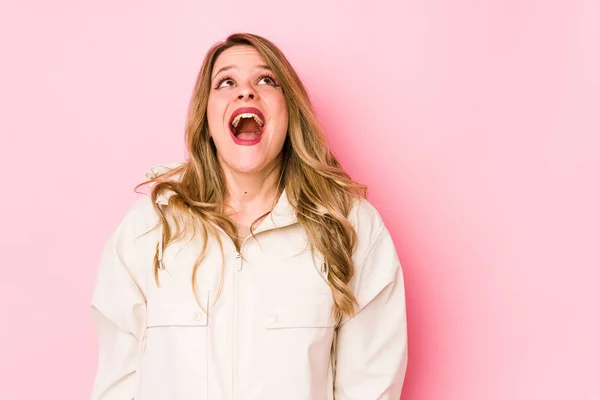 Mulher Caucasiana Jovem Isolado Fundo Rosa Gritando Muito Irritado Conceito — Fotografia de Stock