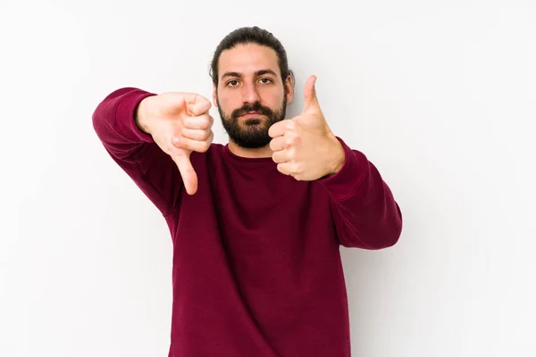 Joven Hombre Pelo Largo Aislado Sobre Fondo Blanco Que Muestra — Foto de Stock